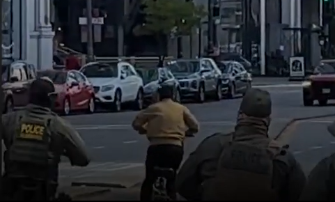 Un hombre escapa en su bici de numerosos agentes de ICE tras increparlos